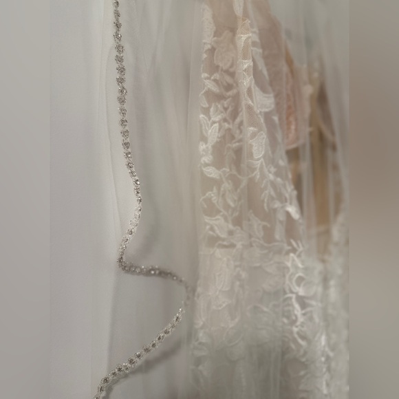 Stunning cathedral length angel cut veil. Only worn once & in like-new condition - Picture 4 of 9
